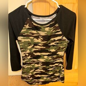 Camo 3/4 Sleeve Stretchy Shirt - M
